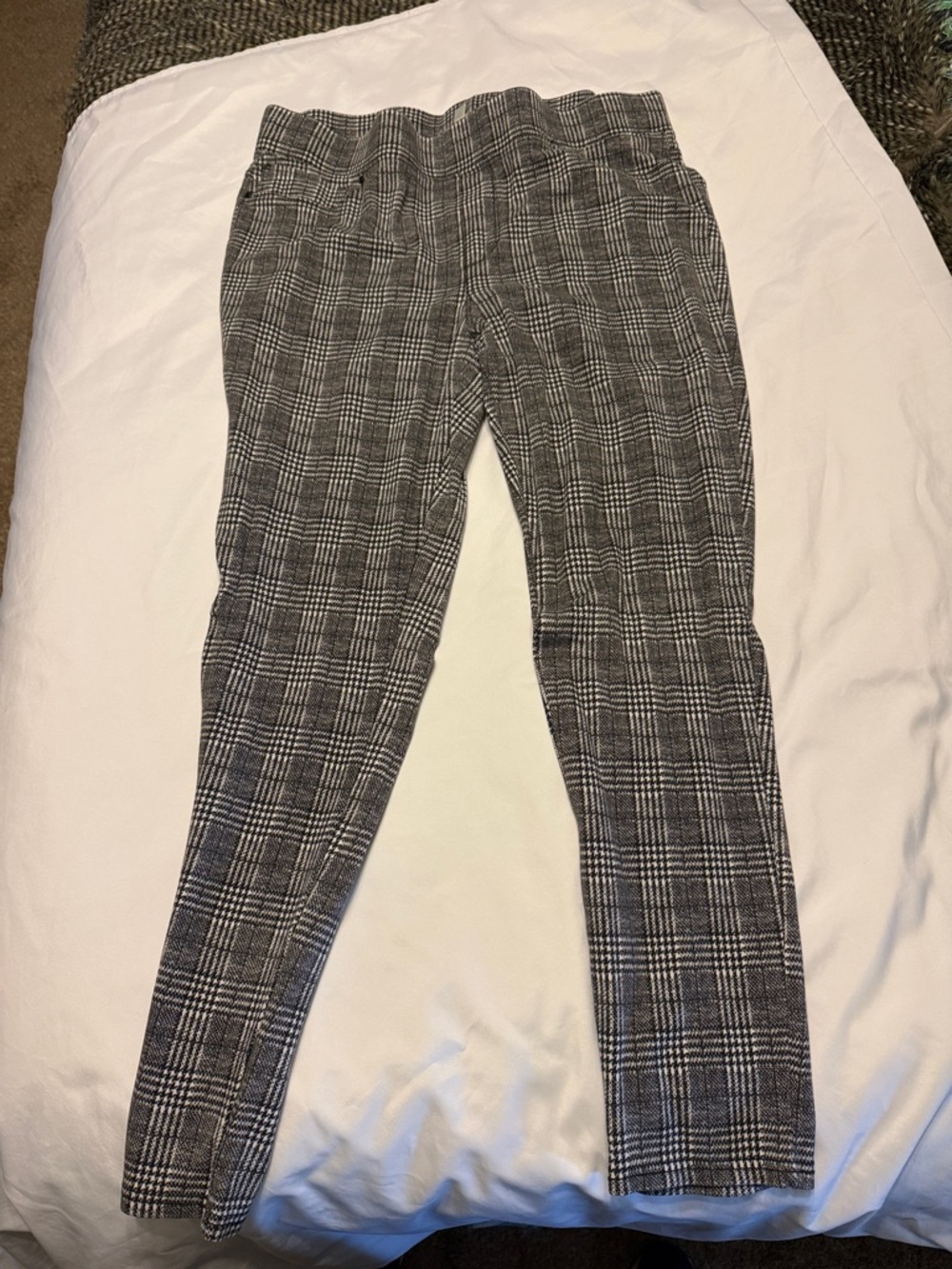 Seven7 Women's Black & Gray Plaid Leggings